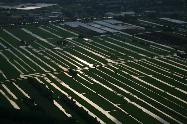 Luchtfoto van de Nederlandse polderlandschappen bij zonsondergang — Stockfoto