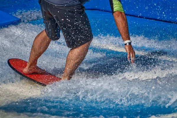 Людина, яка серфінгує на дошці над красивими пінистими хвилями води — стокове фото