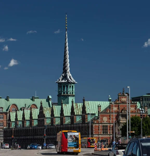 Schöne Aufnahme des Borsen Kopenhagen Turms in der Ferne in Dänemark — Stockfoto