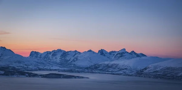 Grande Plano Das Montanhas Cobertas Neve Tirar Fôlego Capturadas Tromso — Fotografia de Stock