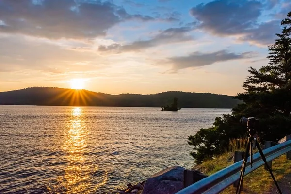 Wunderschöne Szenerie des Sonnenuntergangs, der sich im Meer unter den atemberaubenden bunten Wolken spiegelt — Stockfoto