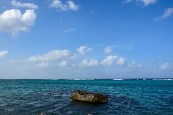 Mesmerizing scenery of the calm ocean waves under the clear sky — Stock Photo, Image