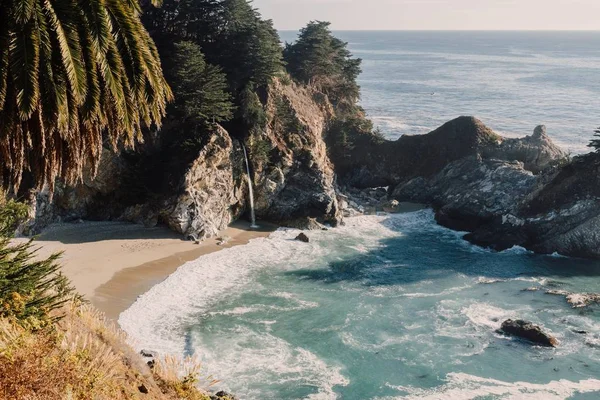 日の出の間に形成された岩に向かって動く波の風景 — ストック写真