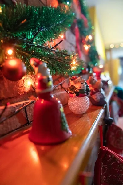 Eine Vertikale Selektive Fokusaufnahme Von Weihnachtsschmuck Auf Einem Holzregal Mit — Stockfoto