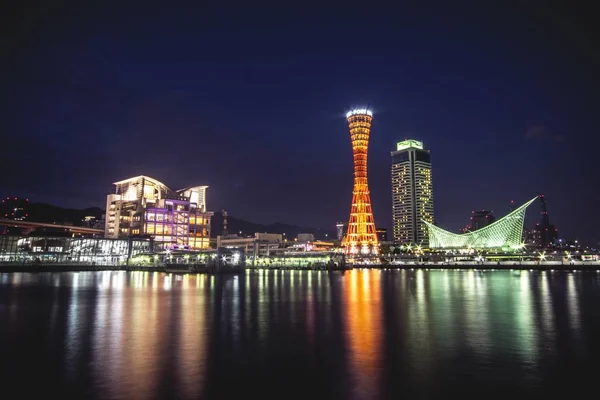 Paesaggio notturno mozzafiato del Kobe Harborland che si riflette nel fiume in Giappone — Foto Stock
