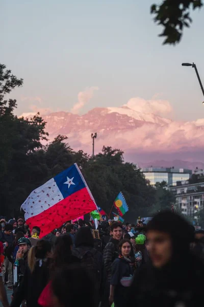 Santiago tiltakozásai azt mutatják, hogy elégedetlenek a chilei kormánnyal a társadalmi válság miatt. — Stock Fotó