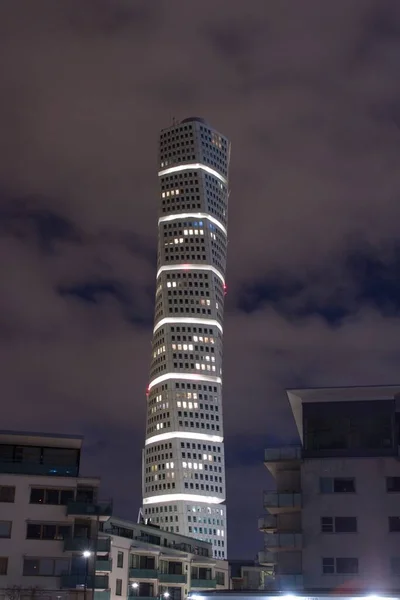 Вертикальний постріл Ancarparken skyscraper вночі — стокове фото