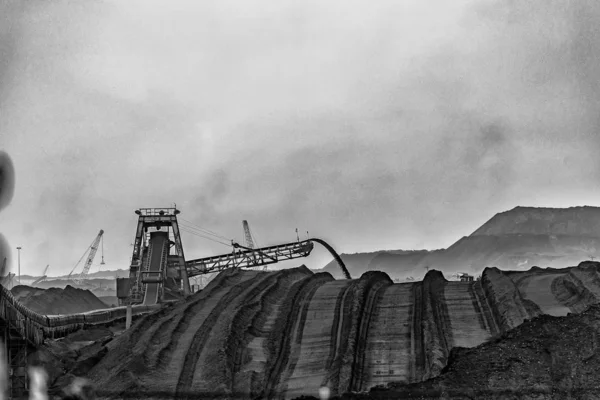 Scatto in scala di grigi della costruzione in corso in un territorio industriale — Foto Stock