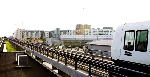 Gyönyörű kép a metró a hídon, városi épületek a távolban — Stock Fotó