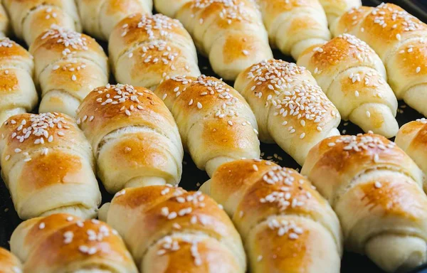 Primo piano di deliziosi piccoli croissant tirati fuori dal forno - perfetti per un blog di cucina — Foto Stock