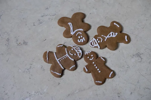 Gros Plan Gingerbreads Marron Sur Une Vieille Table Blanche Sous — Photo