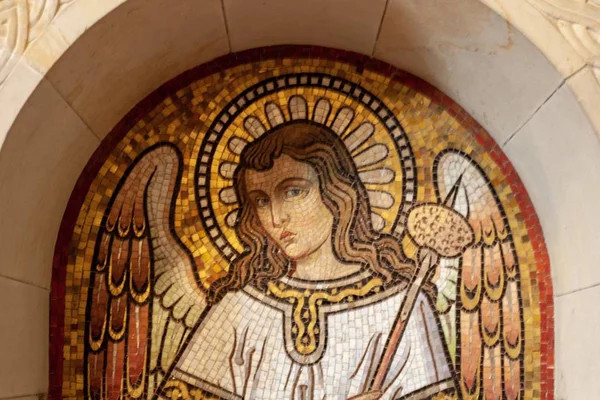 Close-up tiro de um mosaico de um anjo em uma igreja na região Eiffel, Alemanha — Fotografia de Stock