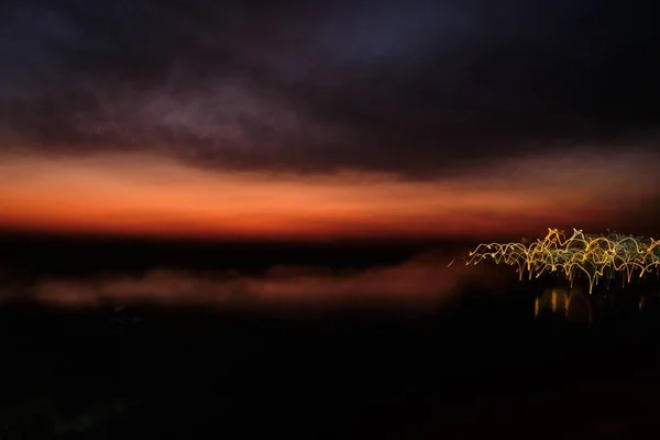 Μεγάλη έκθεση των όμορφων φώτων με την εκπληκτική πολύχρωμο ουρανό στο παρασκήνιο — Φωτογραφία Αρχείου