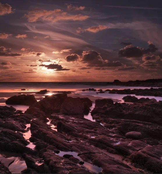 Atemberaubender Sonnenuntergang an der Duckpool Bay in der Nähe von Bude, North Cornwall, Großbritannien — Stockfoto