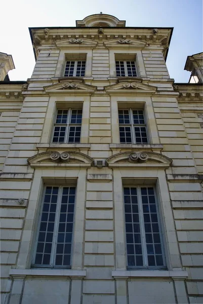 Captura vertical de ángulo bajo de una parte de la fachada del castillo de Cheverny en Francia —  Fotos de Stock