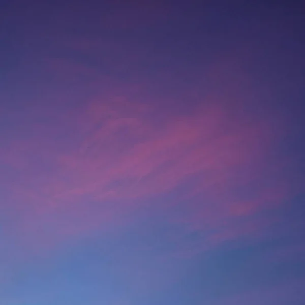 Gökyüzündeki Nefes Kesen Renkli Bulutların Alçak Açılı Görüntüsü — Stok fotoğraf
