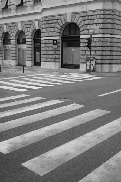 Ασπρόμαυρο Σταυροδρόμι Και Άδειοι Δρόμοι Στην Ευρωπαϊκή Πόλη Στην Κροατία — Φωτογραφία Αρχείου