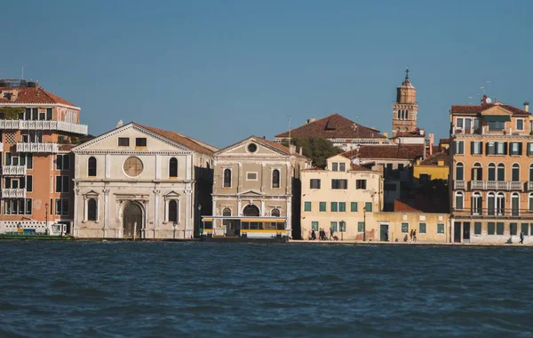 Een Prachtige Foto Van Gebouwen Een Bus Verte Italië Venetië — Stockfoto