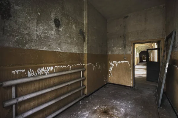 Interior Antiguo Edificio Abandonado Con Muros Oxidados —  Fotos de Stock