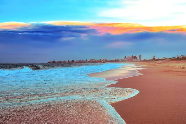 Paesaggio Una Spiaggia Circondata Onde Marine Durante Tramonto Arancione Sera — Foto Stock