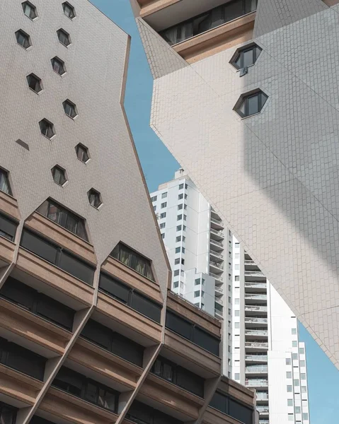 Una Imagen Vertical Edificios Blancos Modernos Bajo Cielo Azul Luz — Foto de Stock