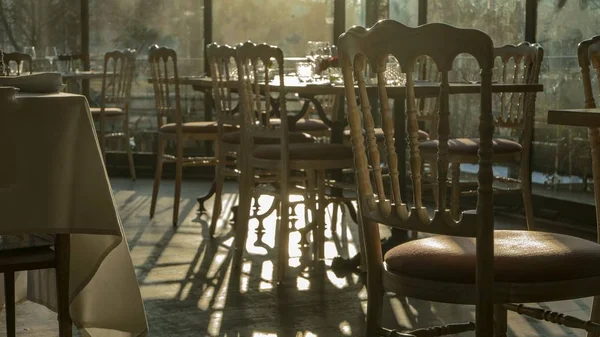 Nízký úhel záběr restaurace s dřevěnými židlemi a stoly — Stock fotografie