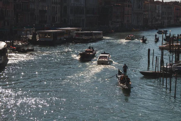 Venedik Talya Daki Binaların Ortasındaki Kanalda Yüksek Açılı Bir Tekne — Stok fotoğraf
