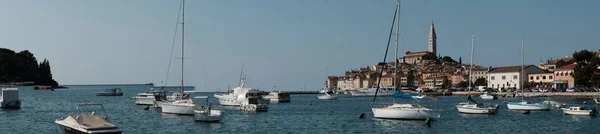 クロアチアの海の海岸でのRovinj夏時間 — ストック写真