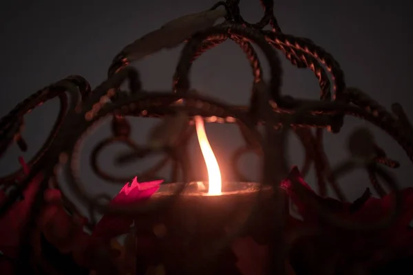 Κερί Που Λάμπει Μέσα Από Ένα Διακοσμητικό Κλουβί — Φωτογραφία Αρχείου