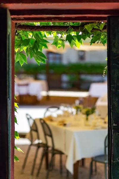 Uma Foto Foco Seletiva Vertical Ambiente Restaurante Livre — Fotografia de Stock