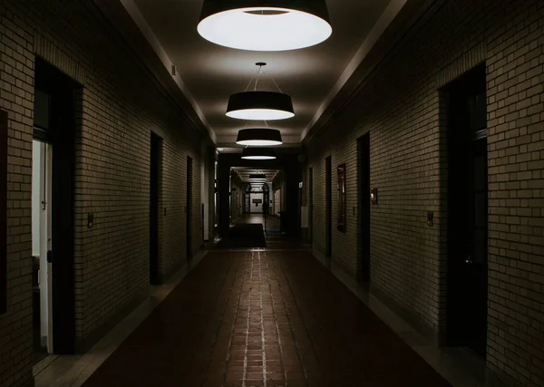 Plano Interior Una Sala Vacía Con Lámparas Colgantes — Foto de Stock
