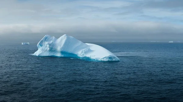 Vacker Bild Ett Stort Isberg Mitt Havet Nära Antarktis — Stockfoto