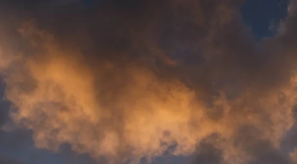 Tiro Ângulo Baixo Céu Com Nuvens — Fotografia de Stock