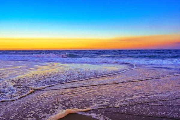 Пейзаж Пляжа Окружении Морских Волн Время Оранжевого Заката Вечером — стоковое фото