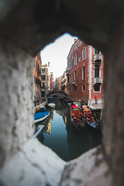 Plan vertical d'un trou dans le mur de bateaux sur le canal de Venise Italie — Photo