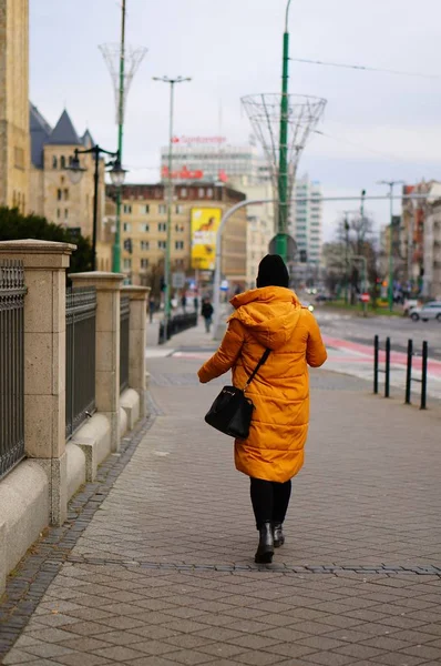 Познан Польша Января 2020 Года Женщина Теплой Куртке Идет Тротуару — стоковое фото