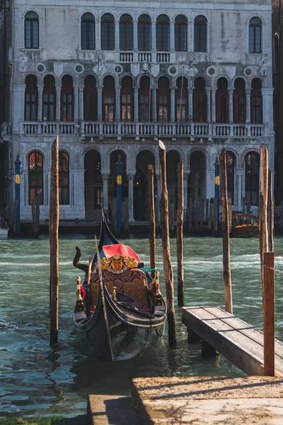 Plan vertical d'un bateau près du quai à Venise Italie — Photo