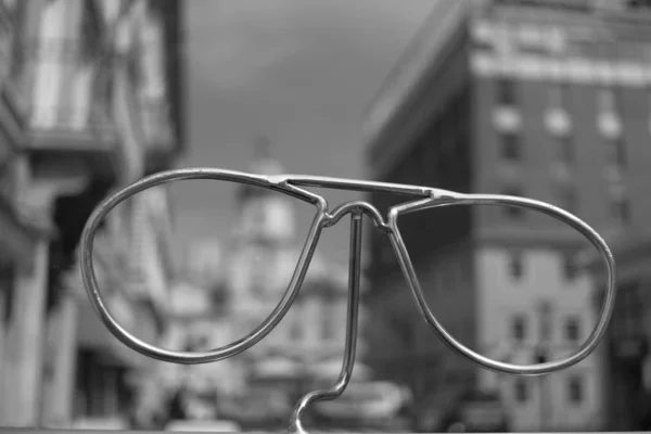 Gläser Mit Metallrahmen Vor Einem Geschäft Auf Der Straße Keine — Stockfoto