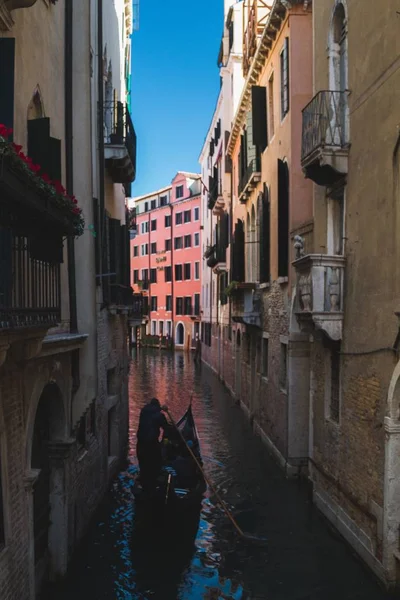 Вертикальный Снимок Узкого Канала Центре Зданий Венеции — стоковое фото