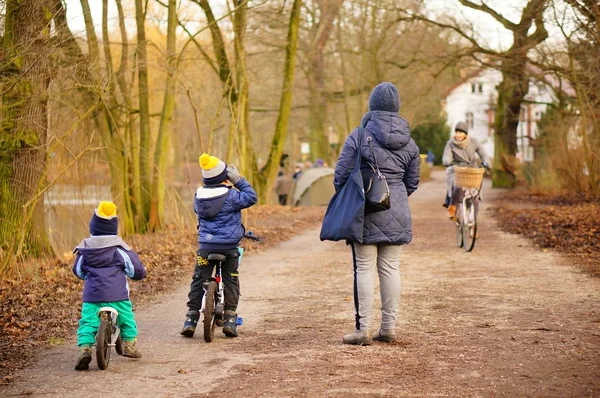 Poznan Polônia Janeiro 2020 Mulher Duas Crianças Pequenas Bicicletas Caminho — Fotografia de Stock