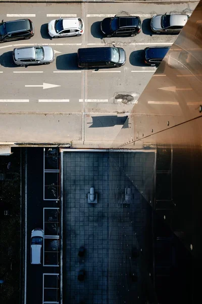 Eine Vertikale Hochwinkelaufnahme Von Autos Auf Der Autobahn Der Nähe — Stockfoto