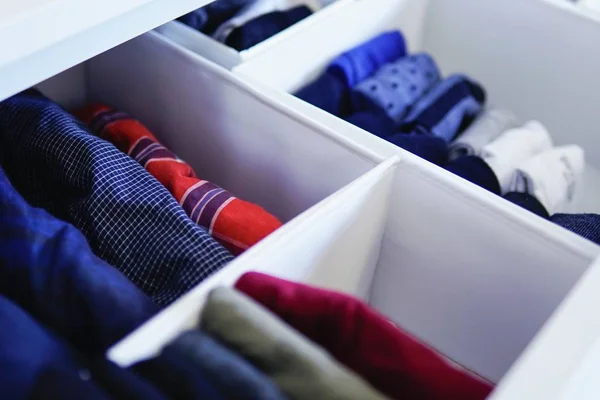 Mucha ropa doblada perfectamente arreglada en un armario - Marie Kondo Konmari concepto de método — Foto de Stock