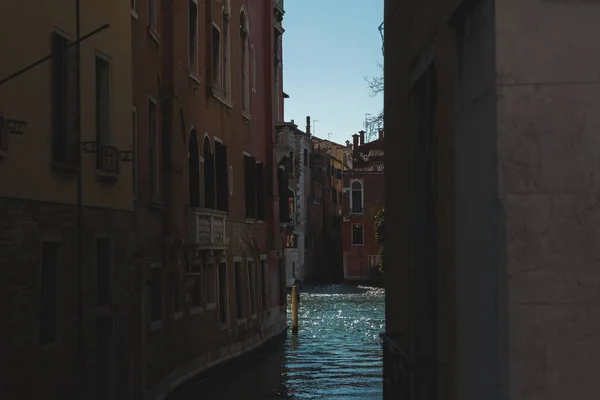 Camino Estrecho Medio Los Edificios Venecia Italia Canals — Foto de Stock