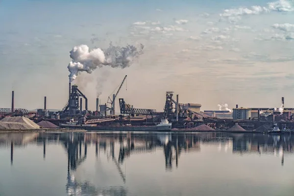 Büyük Göller Şilebi Sabahın Erken Saatlerinde Çelik Fabrikasında Yükleniyor — Stok fotoğraf