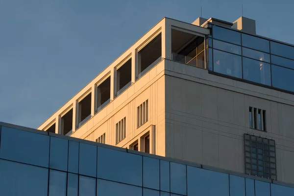 Edificio Moderno Con Ventanas Cristal Azul Bajo Luz Del Sol — Foto de Stock