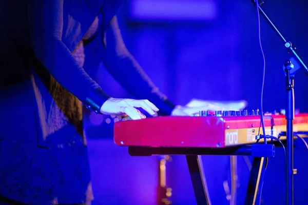 Selective focus shot of a person playing the keyboard — Stock Photo, Image