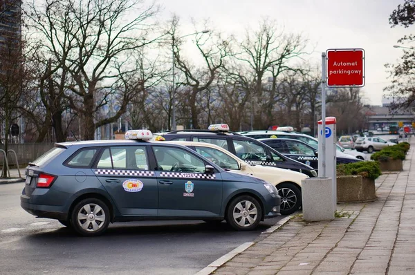 Poznan Polônia Janeiro 2020 Fila Carros Táxi Estacionados Uma Rua — Fotografia de Stock