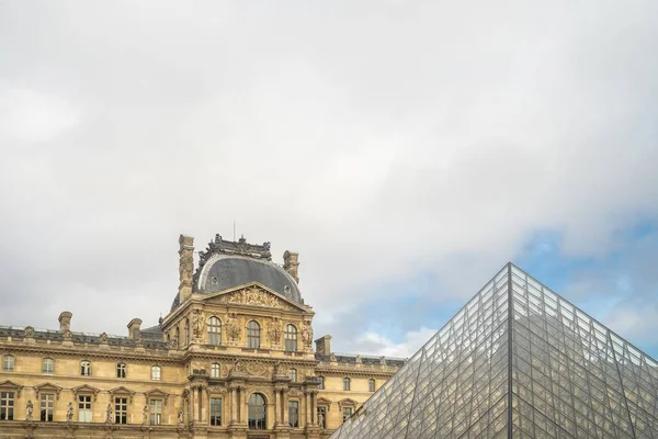 Fransa Paris Gündüz Vakti Bulutlu Gökyüzünün Altındaki Louvre Müzesi — Stok fotoğraf