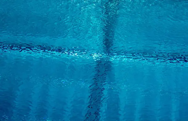 Tiro aéreo de agua clara en la piscina — Foto de Stock