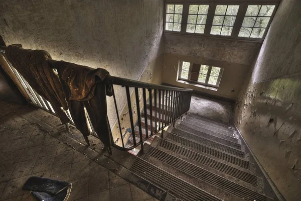 Tiro Ângulo Alto Uma Escadaria Dentro Edifício Abandonado Velho — Fotografia de Stock